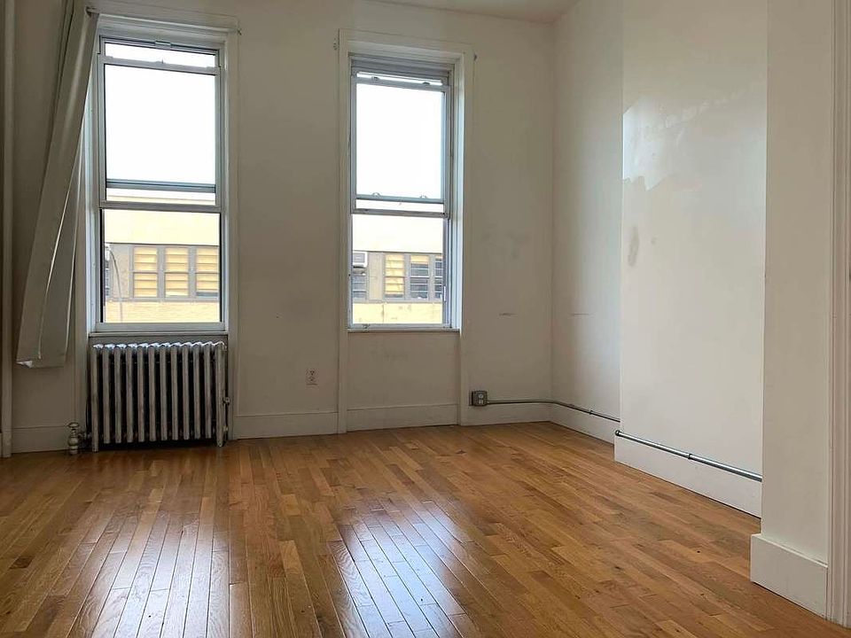 1st image of 940 Kent Ave #3LR