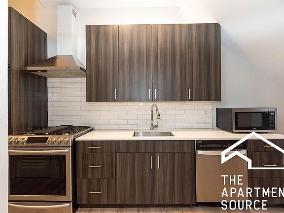 2nd image of 1532 W Howard St #1001