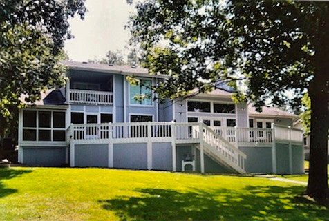 Lakeside, beautiful lawn. 