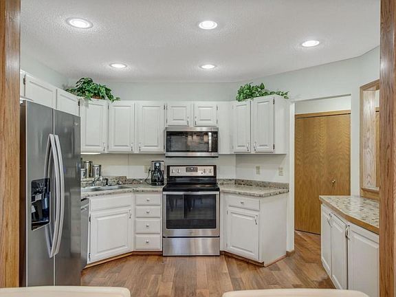 4th image of 111 Imperial Dr W APT 303