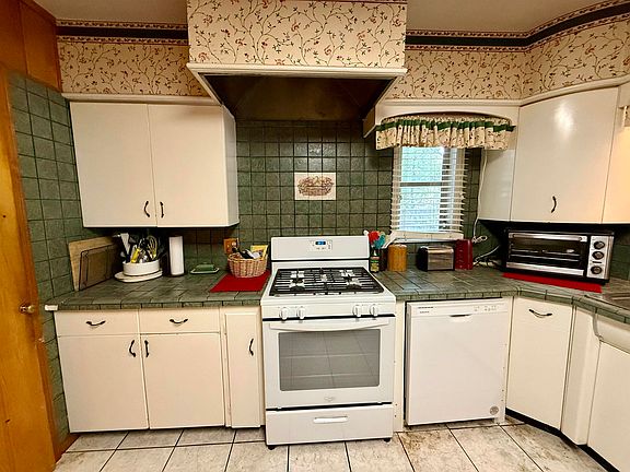 5th image of 1109 N Grand Blvd