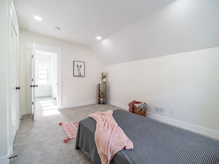 16 Montrose Ave — Photo 7