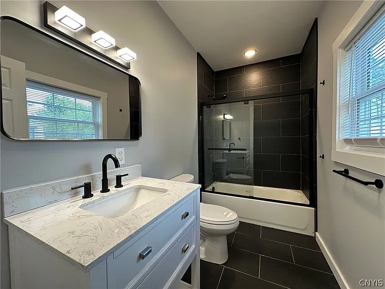 128 Caroline Ave — Photo 17