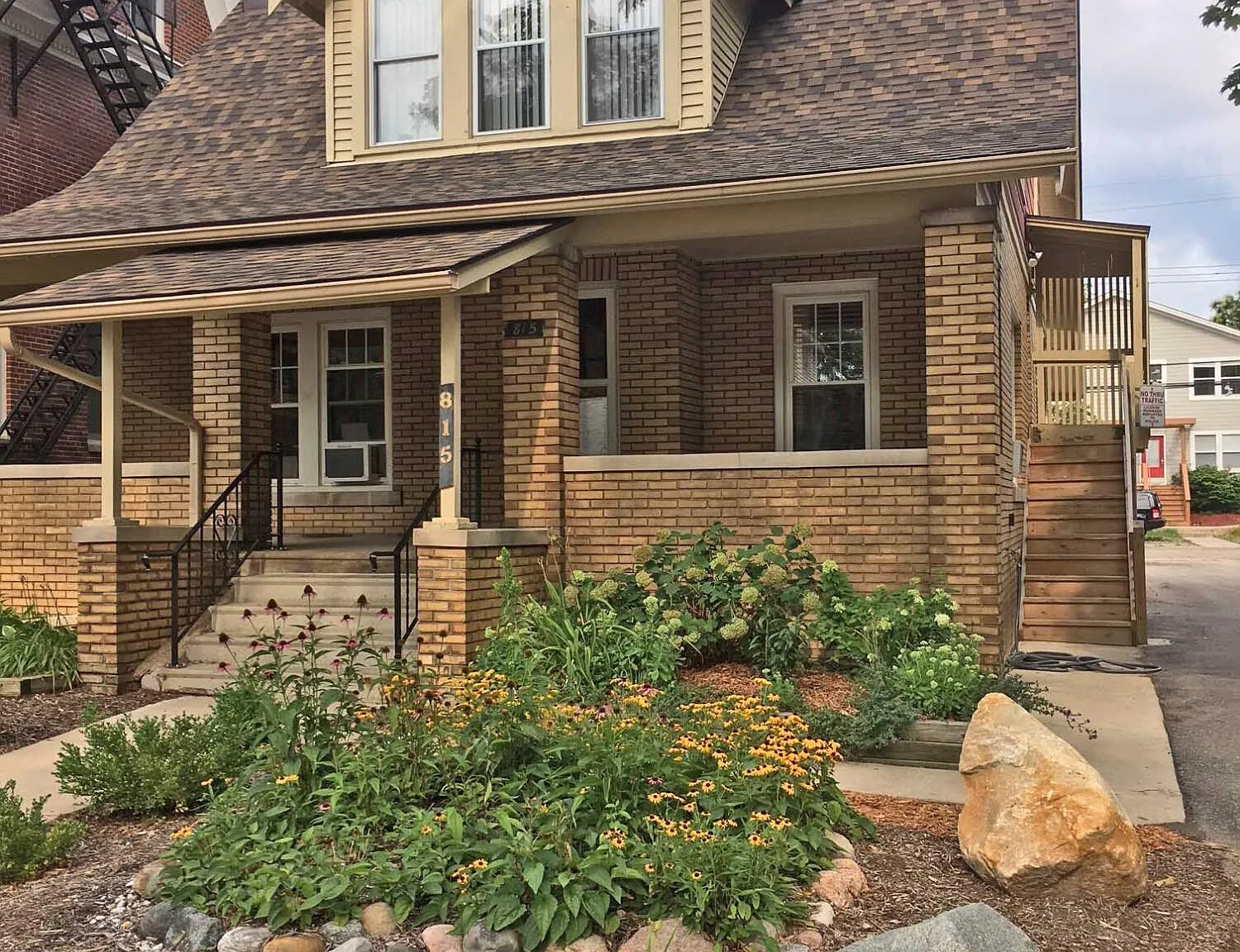 2 bed, 1.0 bath, 1564 sqft, $2,400 — Photo 1