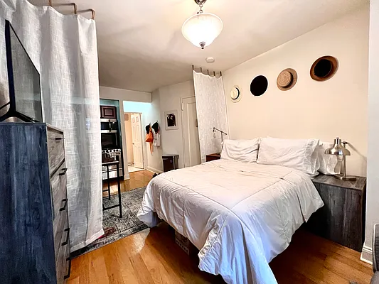 Rented by City Connections Realty | media 3