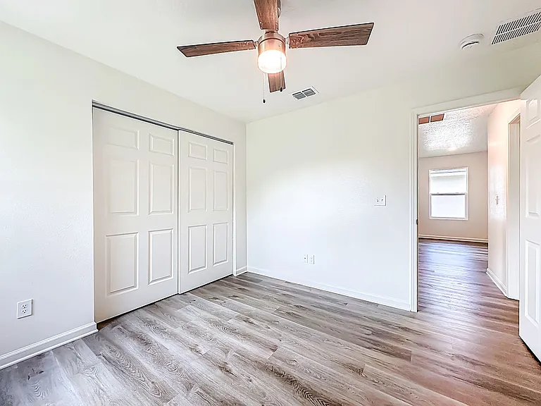 780 W 5th St — Photo 17