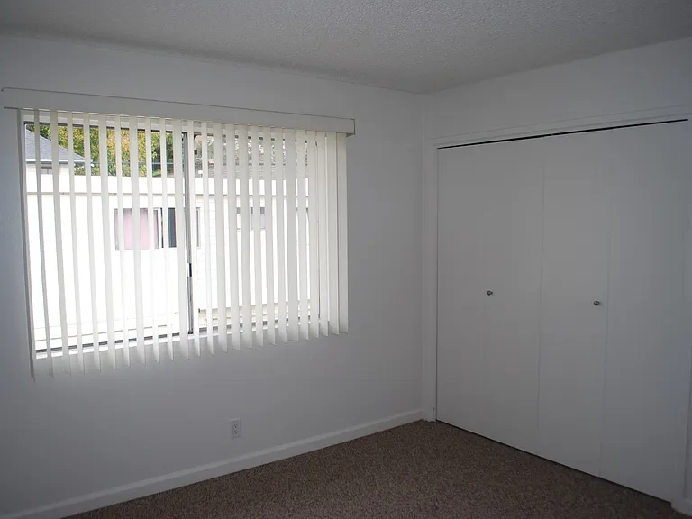 135-153 S Hemlock St — Photo 15