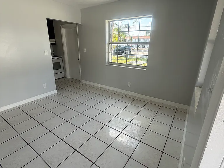 750 SW 8th St #6 — Photo 6
