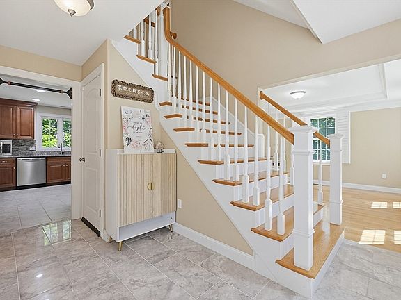 3rd image of 5 Courtney Ln