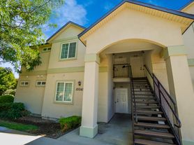 10041 W Garverdale Ln