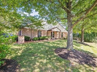 16 Jennifer Ct, Lebanon, NJ 08833