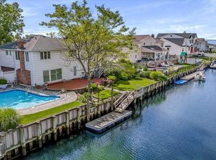 172 Harbor Ln, Massapequa Park, NY 11762