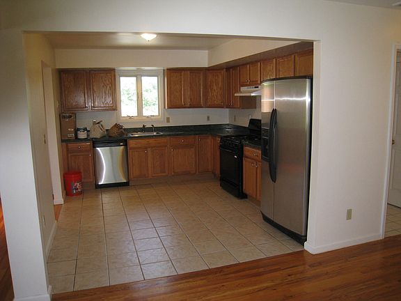 2nd image of 332 Kingsland Ave