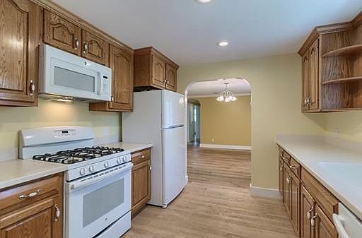 4th image of 370 Rogers St