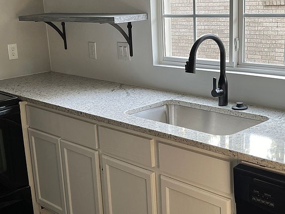 4th image of 404 Cherry St