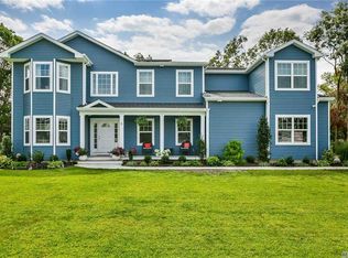 6 Frank Ct, Holbrook, NY 11741