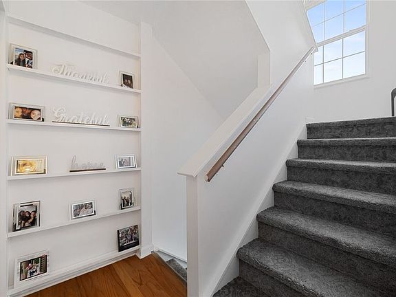 3rd image of 121 Cathedral Ct