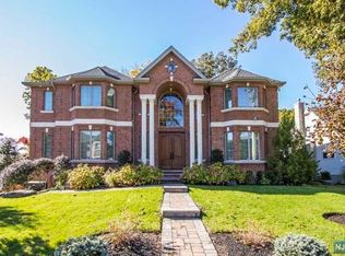 34 Loretta Ct, Englewood Cliffs, NJ 07632
