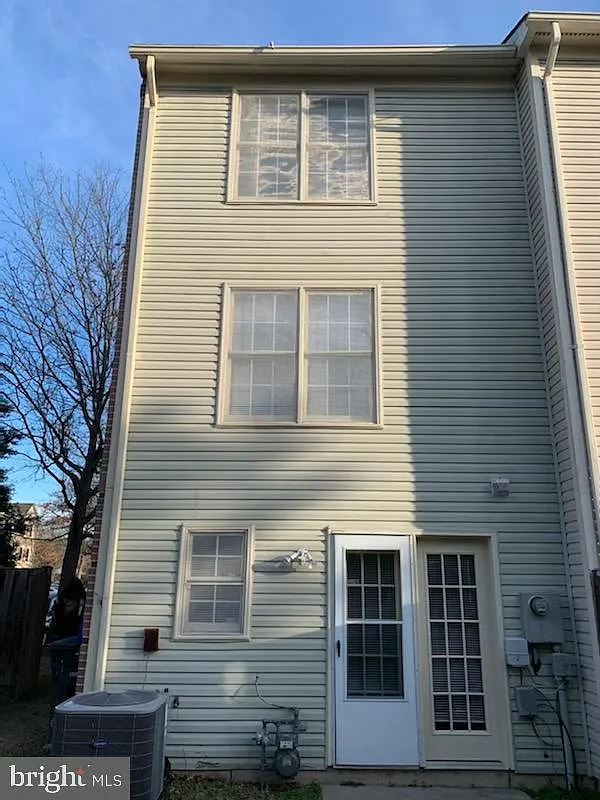 4 bed, 2.5 bath, 1395 sqft, $2,900 — Photo 2