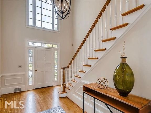 3rd image of 235 Grosvenor Pl