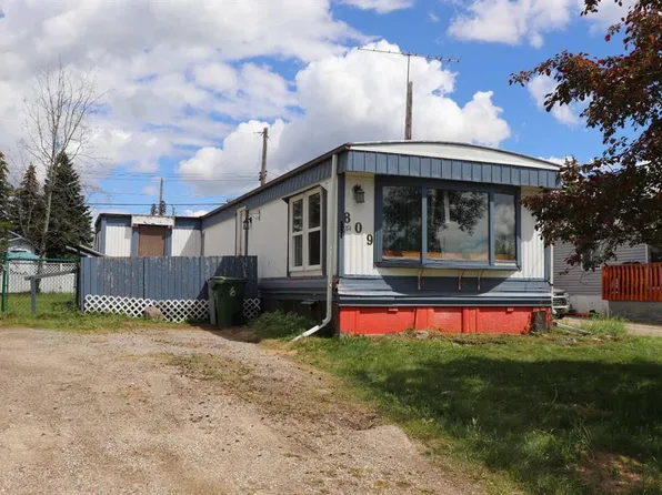 809 W 52nd St, Edson, AB T7E 1K4