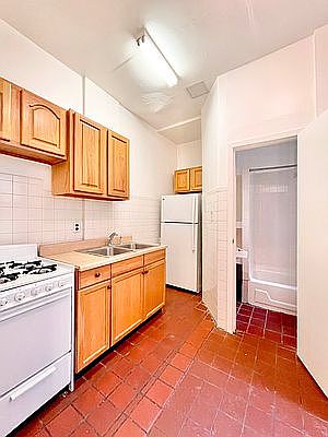 5th image of 41 E 7th St APT 11