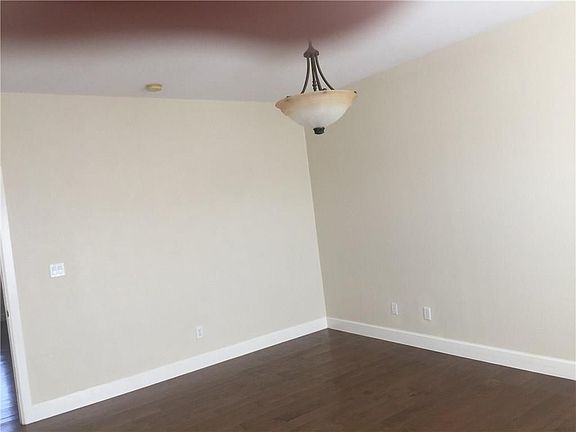 5th image of 558 Green Village Ct #B