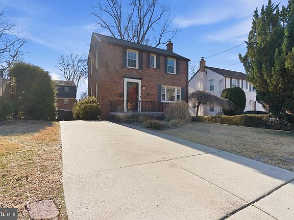 3rd image of 904 Dennis Ave