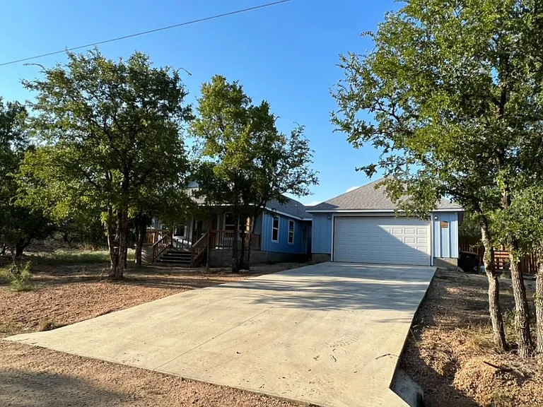 111 E Hickory Dr — Photo 2