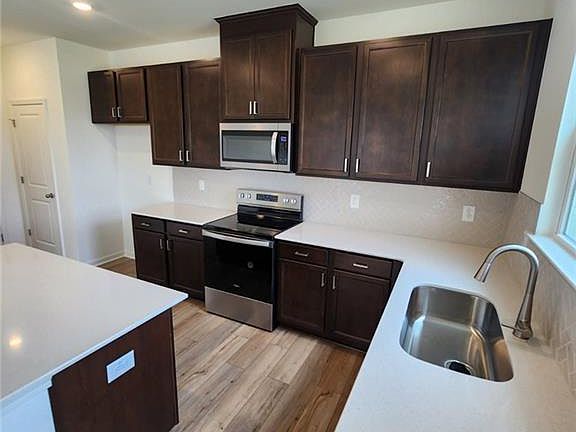 3rd image of 28 Longdale Dr