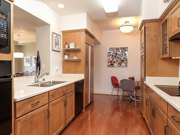 5th image of 555 Byron St APT 303