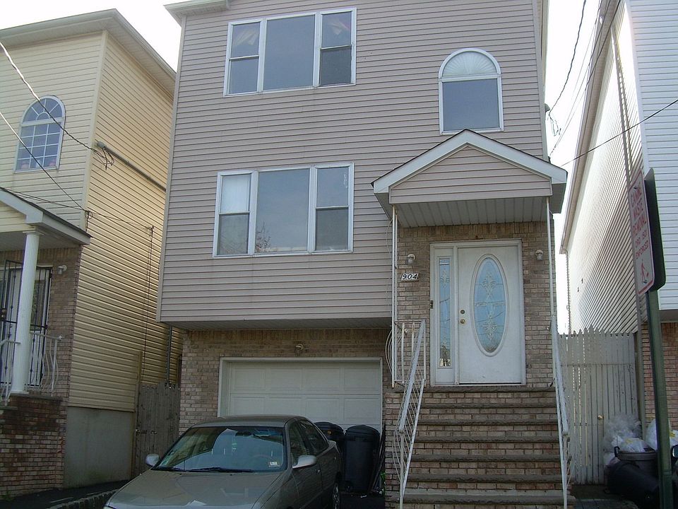 2nd image of 904 Bond St #2