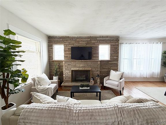 5th image of 1649 Bennett St