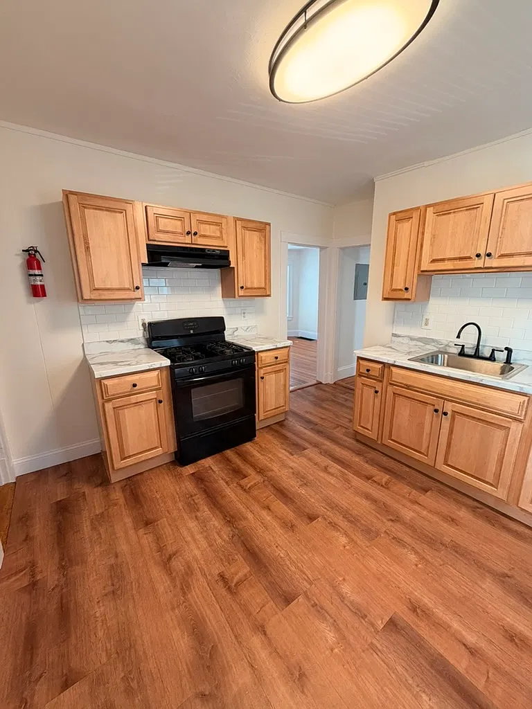 3 bed, 1000 sqft, $2,900 — Photo 2
