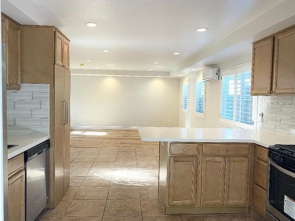 Bright open plan kitche with breakfast counter