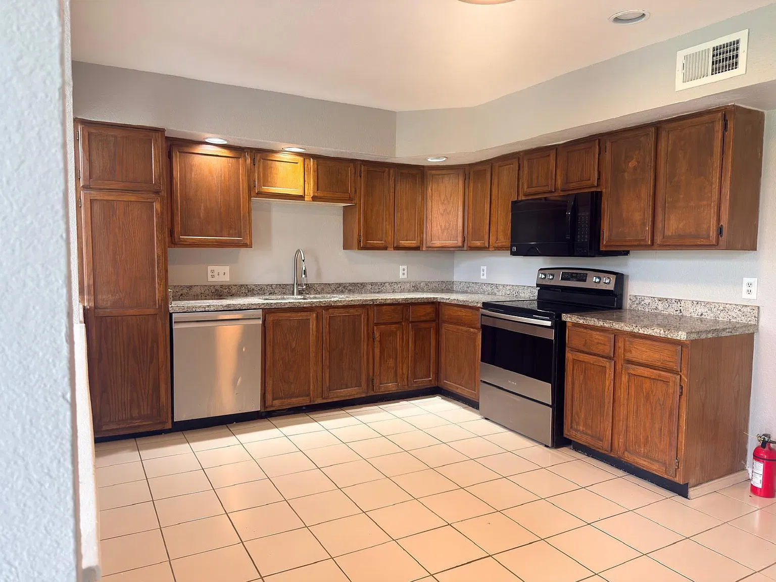 3 bed, 2.0 bath, 1528 sqft, $1,550 — Photo 2