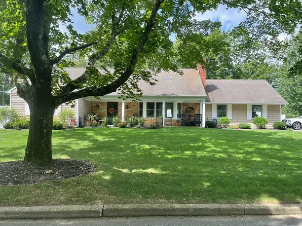 20 Hopewell Dr, Stony Brook, NY 11790