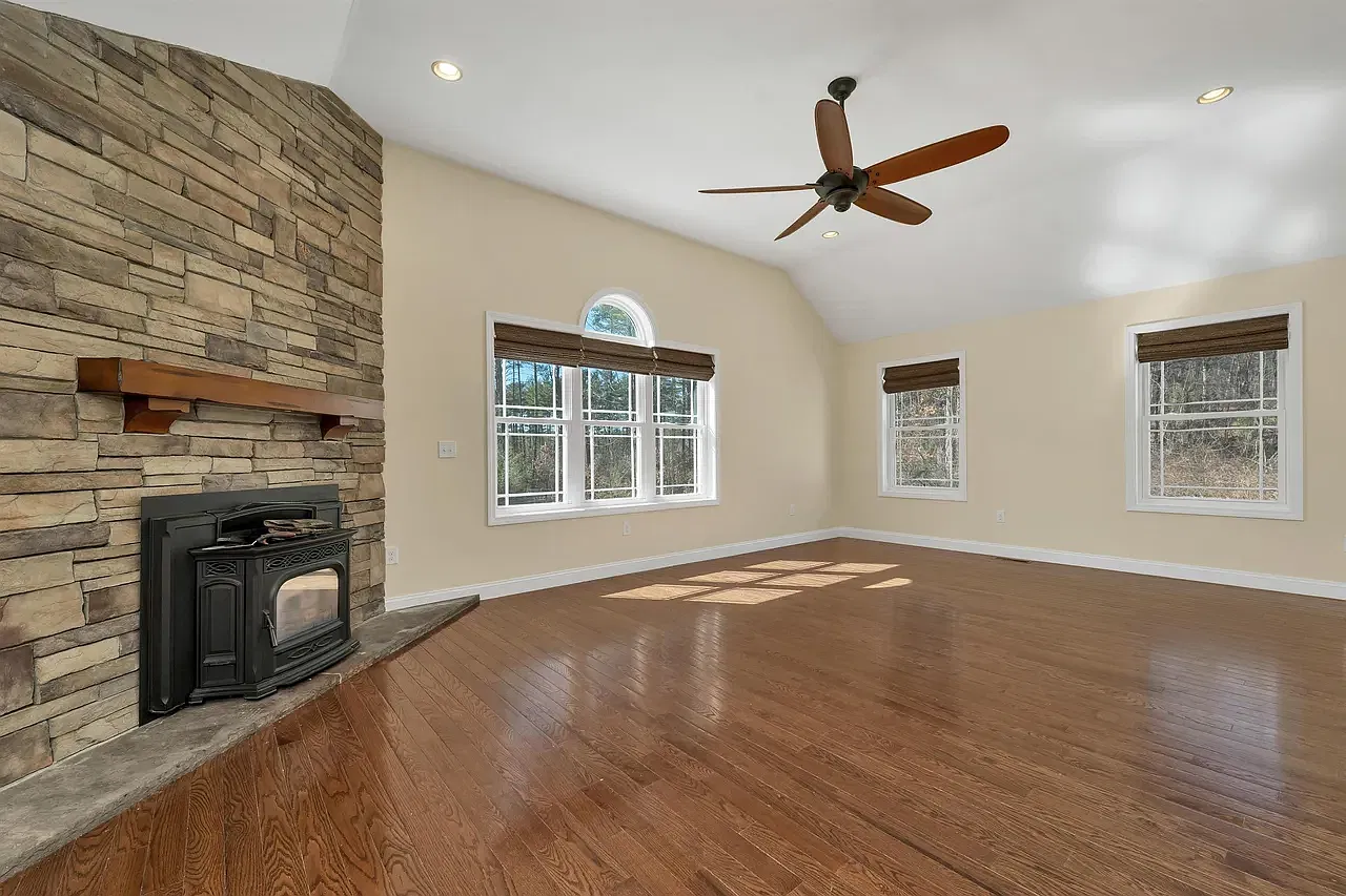 4 bed, 3.5 bath, 3400 sqft, $4,495 — Photo 3