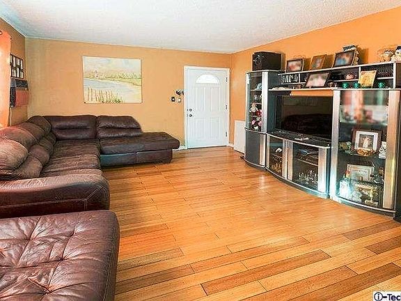2nd image of 14039 Archwood St