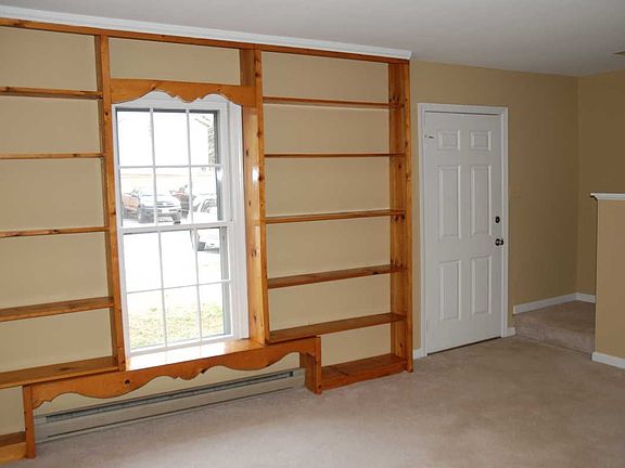Living Room / Entryway