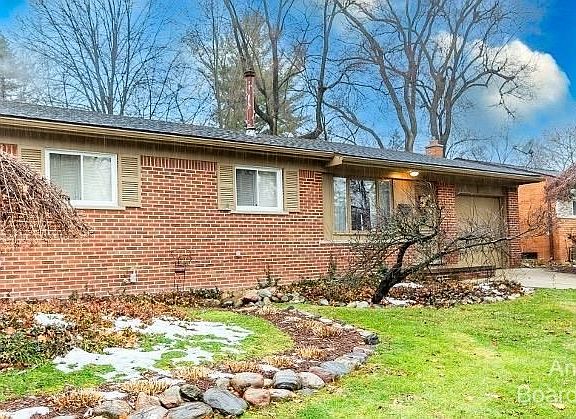 2nd image of 827 N Mansfield Ave