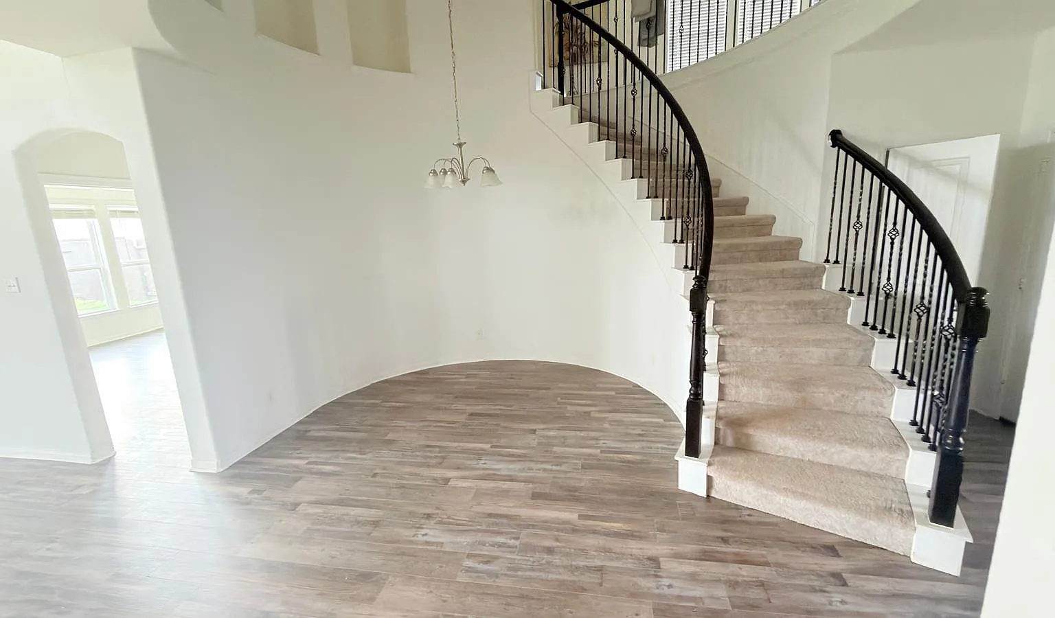 4 bed, 2.5 bath, 2779 sqft, $2,800 — Photo 2