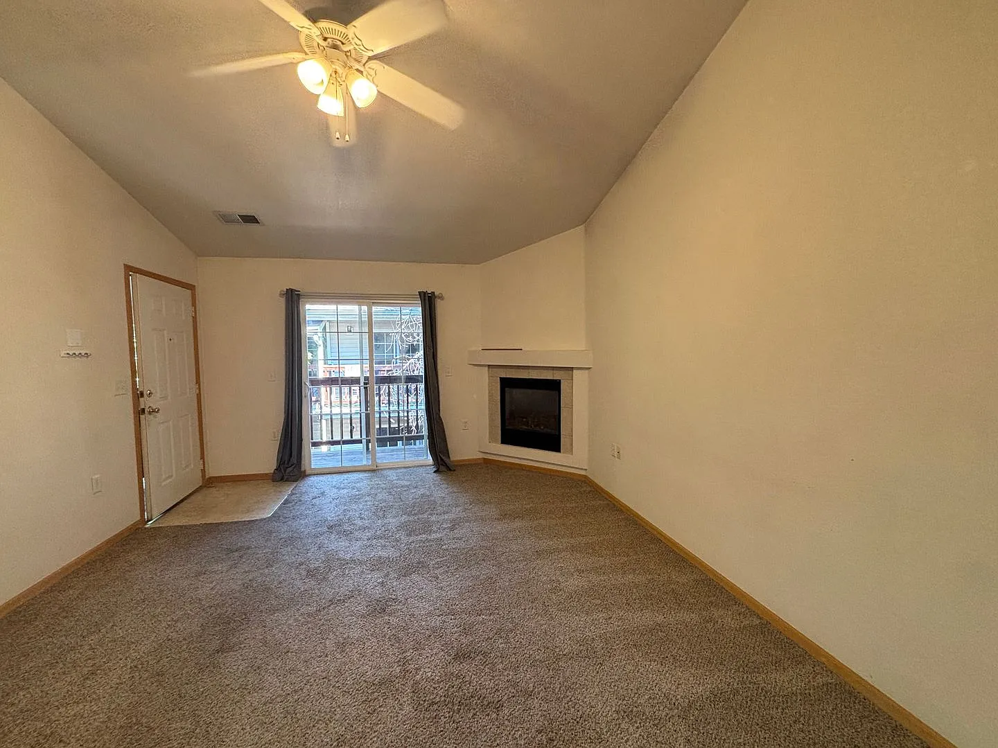 Prime Location - 2 Bed Condo Near CSU + August Rent Free — Photo 4