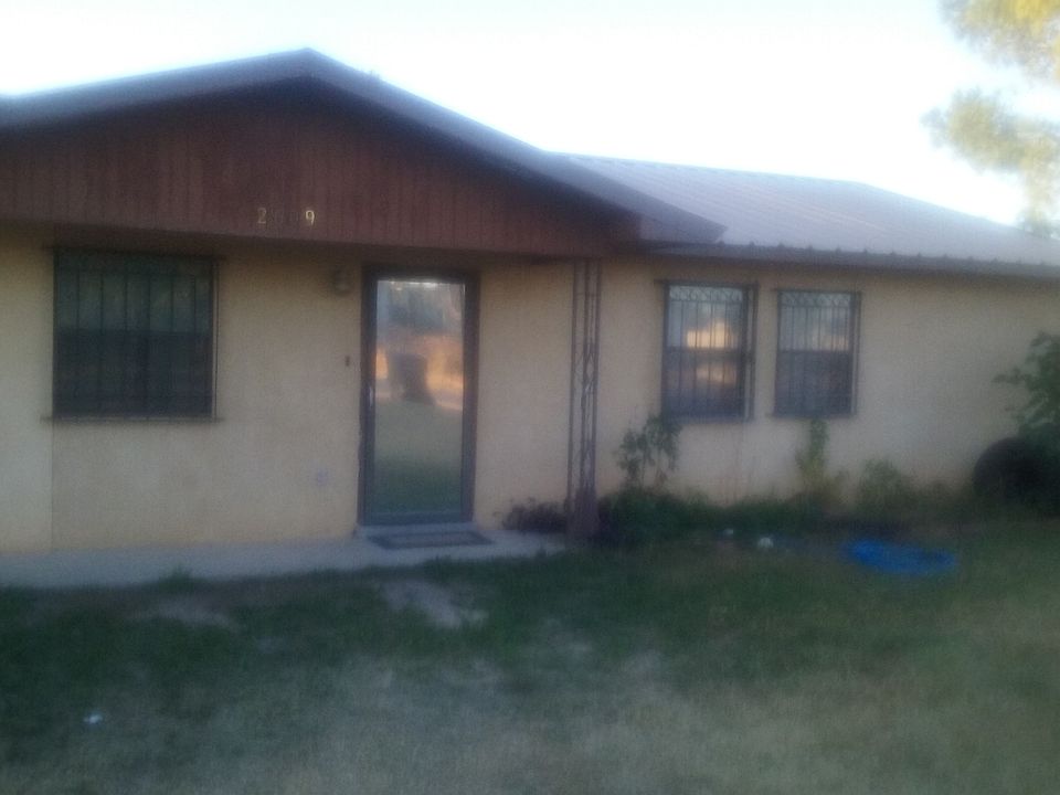 1st image of 2609 Iowa St