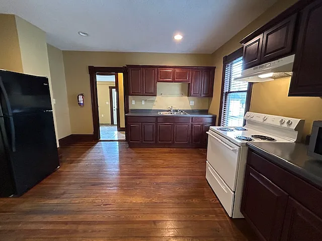 3 bed, 1.5 bath, 2950 sqft, $1,750 — Photo 2