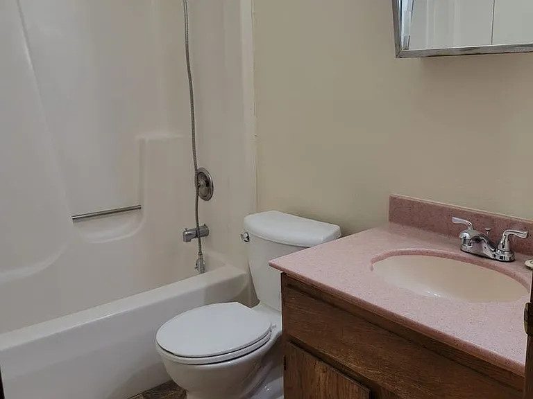 211 W Johnson St — Photo 12
