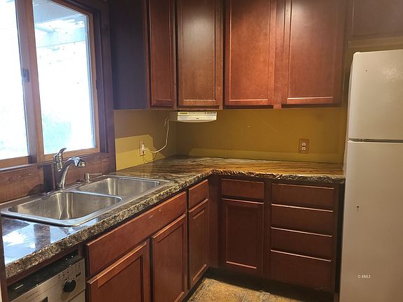5th image of 512 N Cottage Grv
