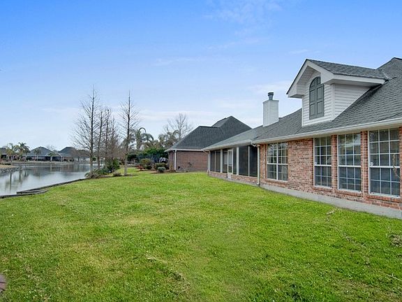 3rd image of 136 Parkview Dr