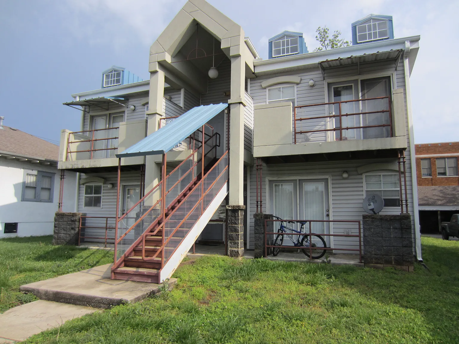 605 E Grand - Large 2BR Duplex Just 2 Blocks from MSU! — Photo 3