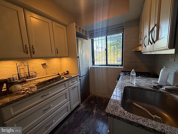 3rd image of 1031 Michigan Ave NE APT 4